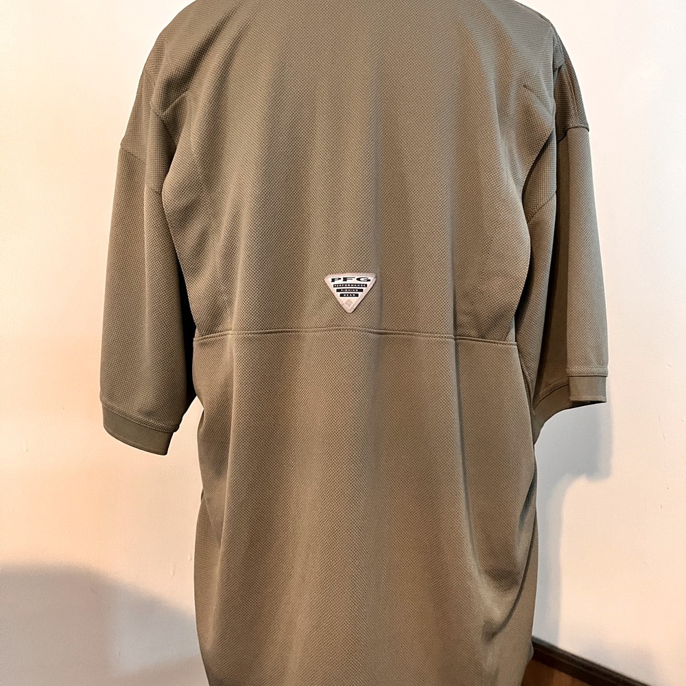 Columbia PFG Perform. Fishing Gear) vented back polo shirt. Mens L in gray. EUC